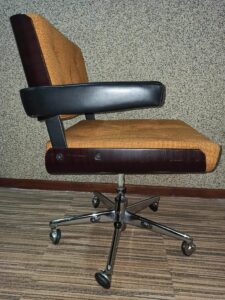 fauteuil de bureau Alain Richard années 70 avec piètement étoile chromé.